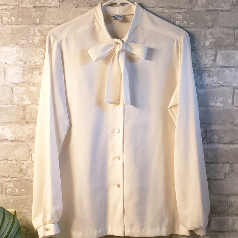 Vintage 70s Lavalliere/Pussy Bow Blouse